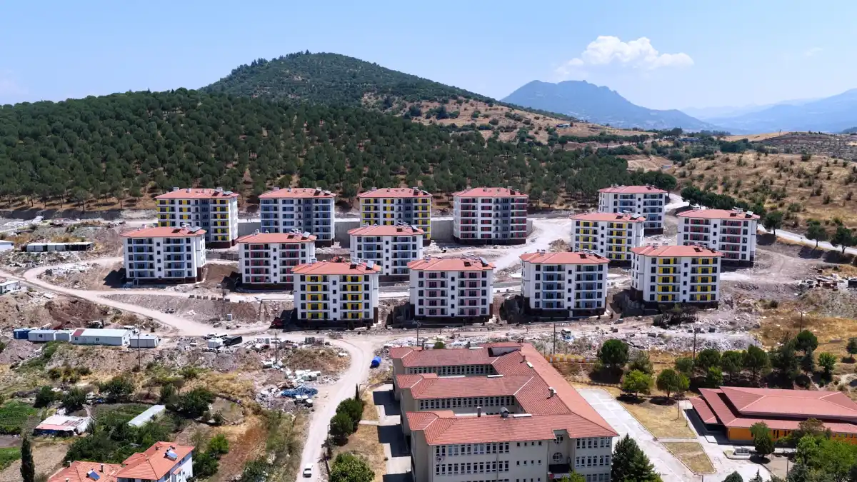 Bakan Kurum’dan Sındırgı Depremzedelerine Müjde: “Yalnız Bırakmadık, Bırakmayız!”