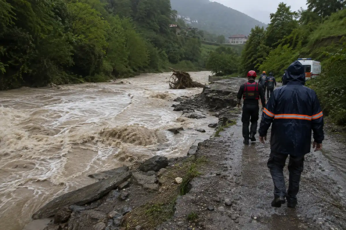Giresun’da Sel Felaketi: Dere Kenarında Bulunan Anne ve İki Kızı Kayboldu, Arama Çalışmaları Başlatıldı