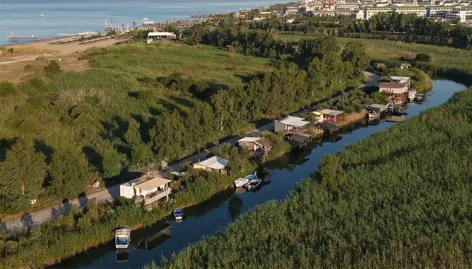 Antalya’da Turizm ve Tarım Alanları Kaçak Yapılaşma Tehdidi Altında: Çevre Kirliliği ve Halk Sağlığı Endişeleri Artıyor