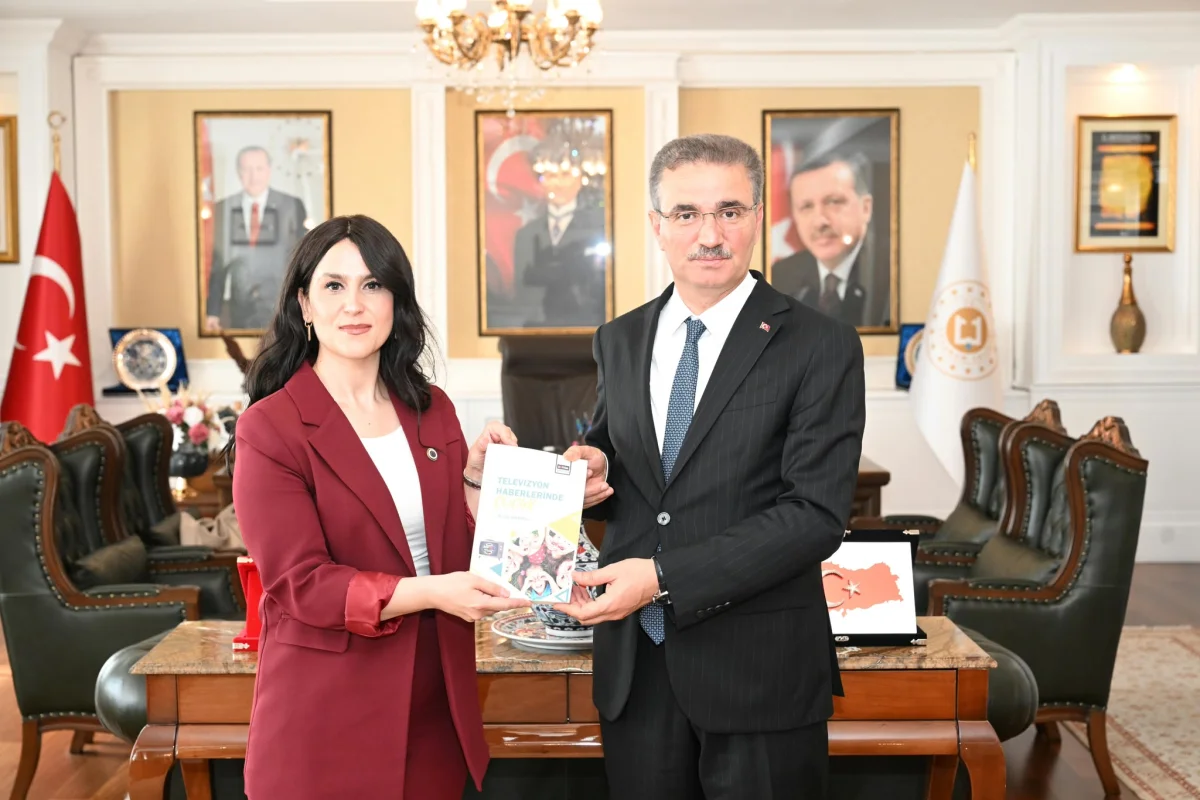 Atatürk Üniversitesi Gazetecilik Bölüm Başkanı Köseoğlu’ndan Vali Baruş’a Kitaplı Ziyaret