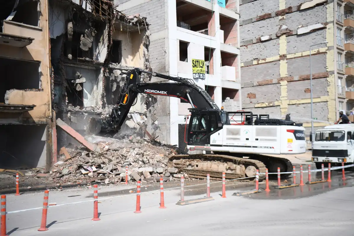 Yeşilyurt’ta Tehlike Arz Eden Üç Katlı Metruk Bina Yıkıldı: Güvenlik Önlemleri Alındı
