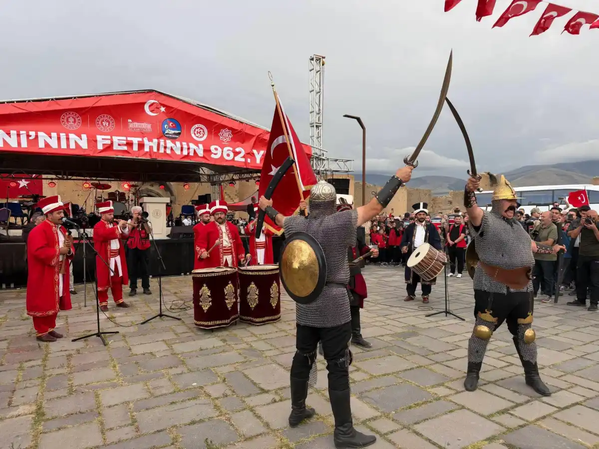 Ani’nin Fethinin 962. Yılı Görkemli Kutlandı: Sultan Alparslan Anıldı, Nefes Kesen Gösteriler Düzenlendi