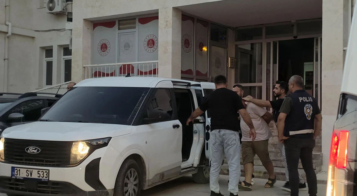 Hatay’da Kan Donduran Olay: 15 Yaşındaki Çocuğu Silahla Tehdit Edip Kaçıran Şüpheliler Tutuklandı