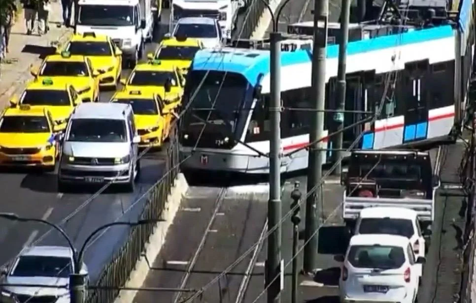 İstanbul’da T1 Tramvay Hattı’nda Sürpriz Kaza: Raydan Çıkan Tramvay Seferleri Durdurdu