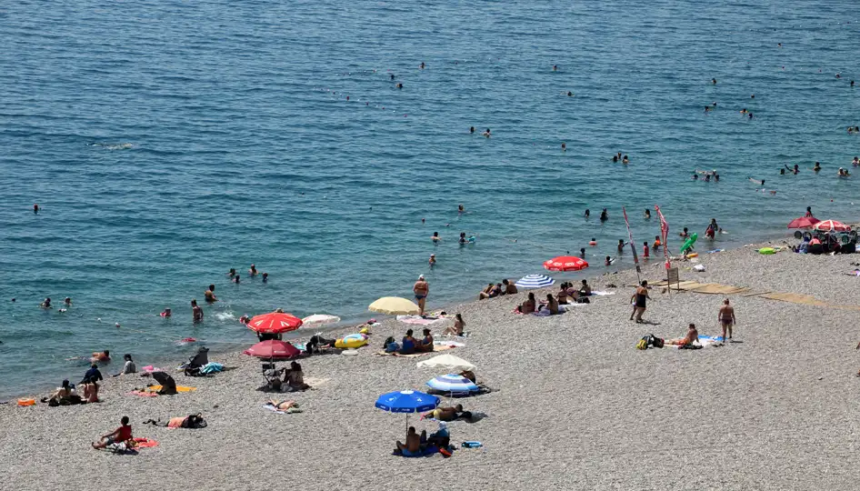 Antalya’da Termometreler 40 Dereceyi Gördü: Tatilciler Sahillere Akın Etti