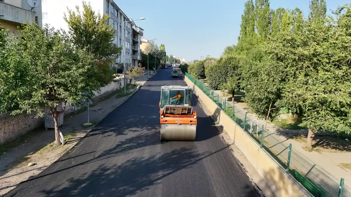 Kars’ta Ulaşım Ağı Güçleniyor: Şehitler Mahallesi’nde Yol Yapım Çalışmaları Hızlandı