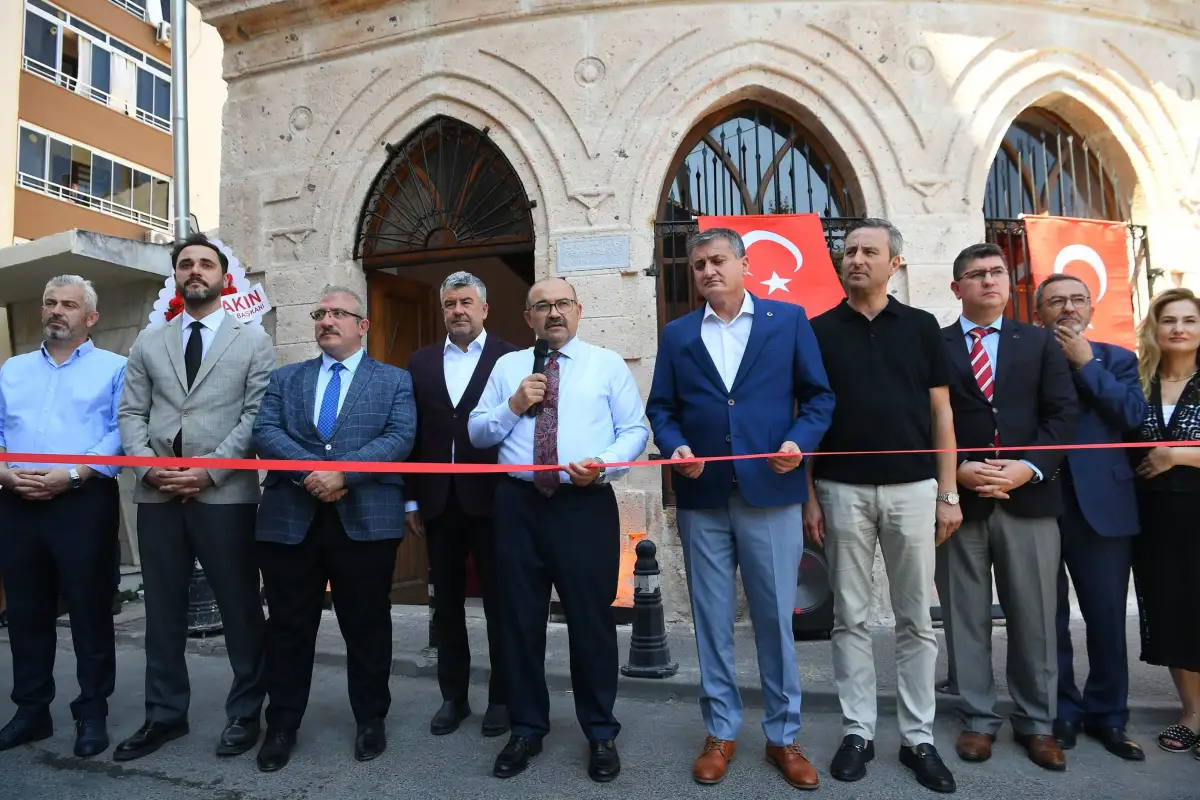 Balıkesir’de Tarihi Karesi Bey Türbesi Restore Edildi, Yeniden Ziyarete Açıldı