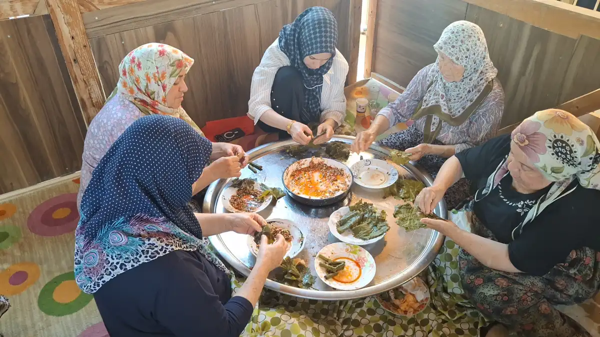 Beypazarı’nda Geleneksel Düğün Hazırlıkları İmece Usulüyle Sürüyor: El Açması Baklavalar ve Dolmalar Hazırlanıyor