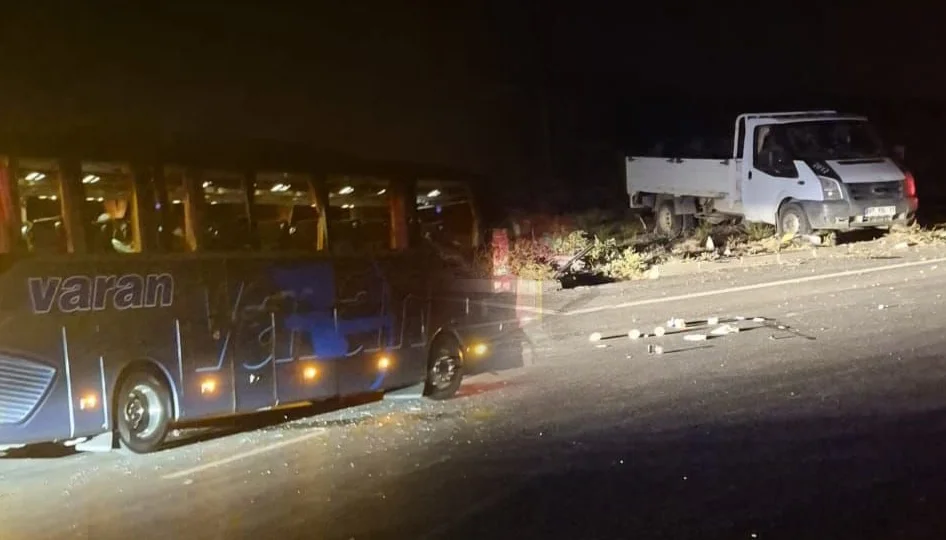 Burdur’da Gece Yarısı Kamyonet ile Otobüs Çarpıştı: Yolculuk Korku Dolu Anlara Sahne Oldu