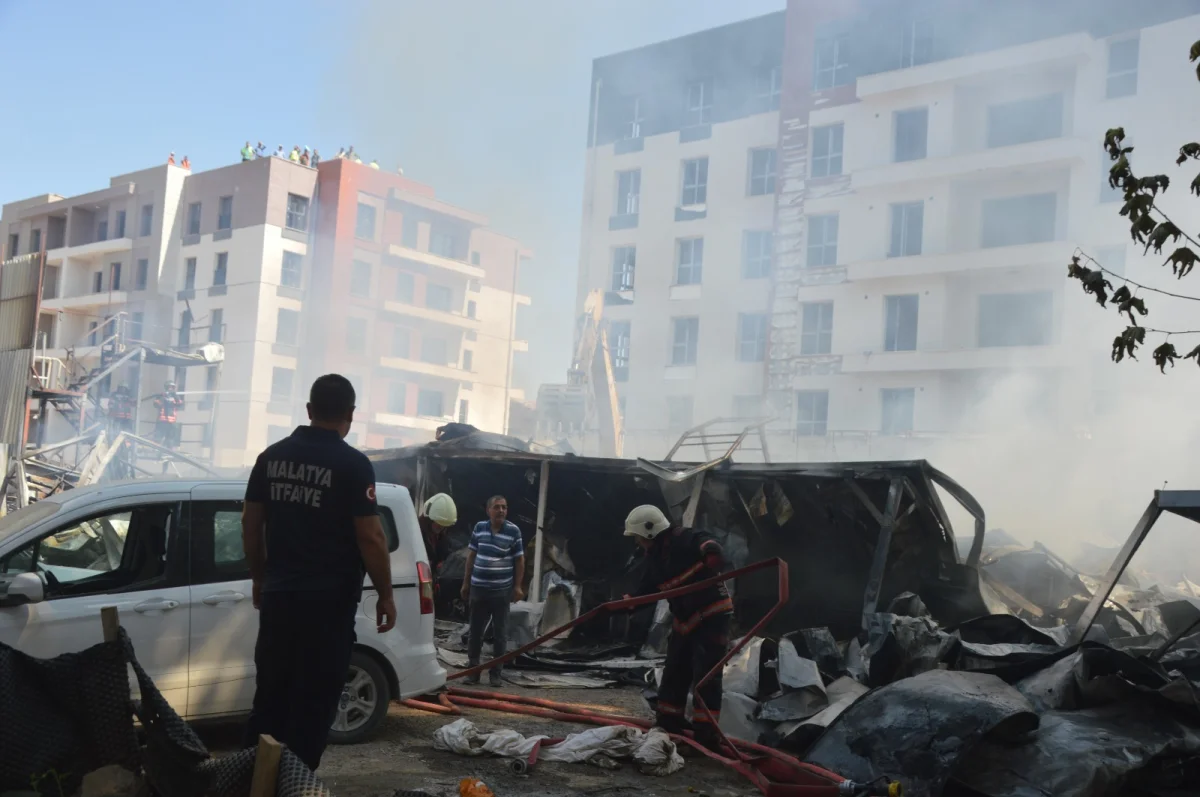 Malatya’da Şantiye Yatakhanesinde Korkutan Yangın: Prefabrik Yapı Kül Oldu