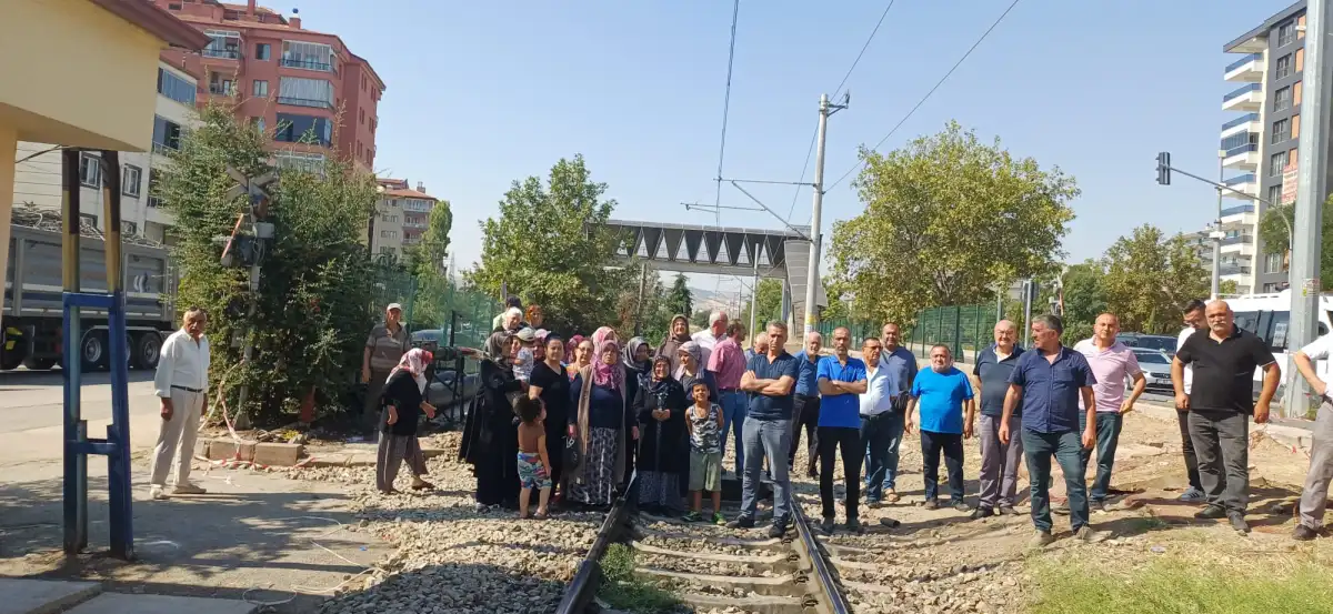 Kırıkkale’de Mahalleli Tren Yolunu Kapattı: Duvar ve Çalışmayan Asansörlere Tepki