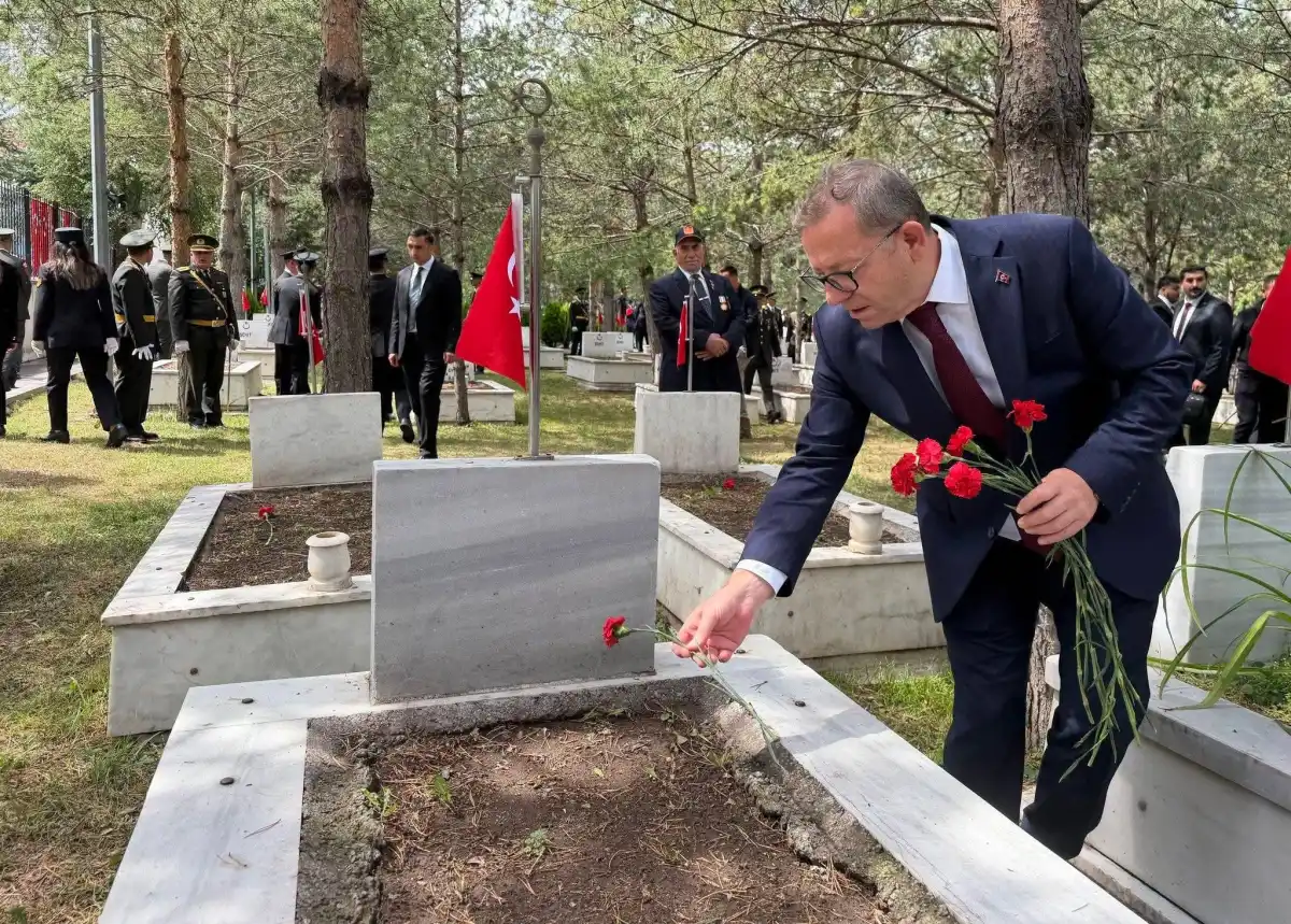 Kars’ta 30 Ağustos Coşkusu: Şehitlik Ziyaretiyle Vatan Borcu Ödendi