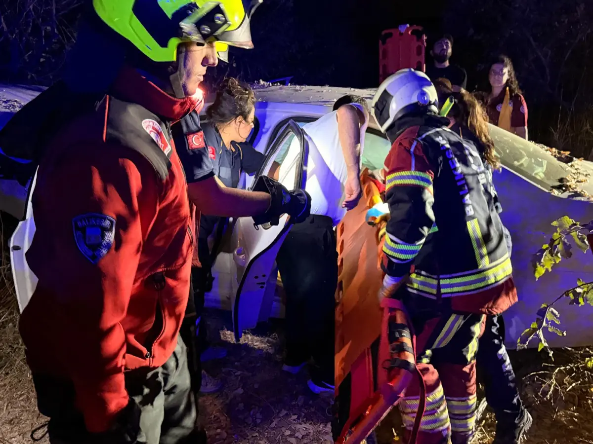 Ayvalık’ta Trafik Kazası: Otomobil Yoldan Çıktı, 3 Kişi Yaralandı