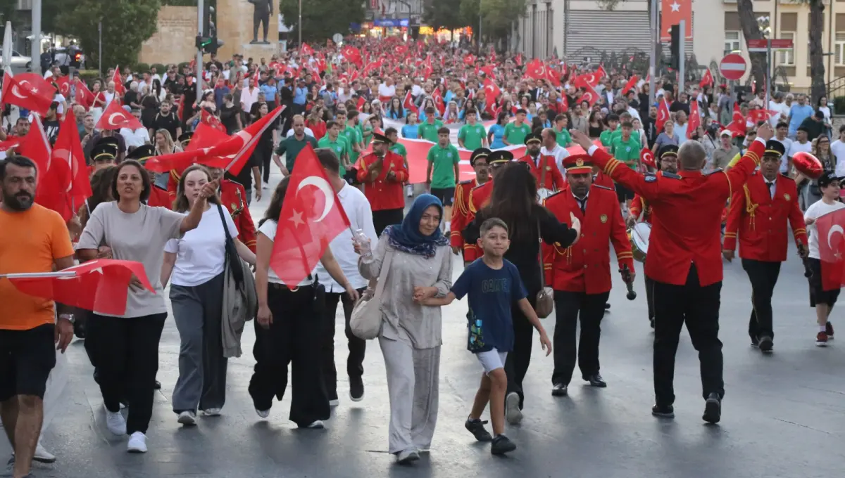 Balıkesir’de 30 Ağustos Coşkusu: Ezan ve İstiklal Marşı’nın Bir Arada Duyulduğu Unutulmaz Anlar