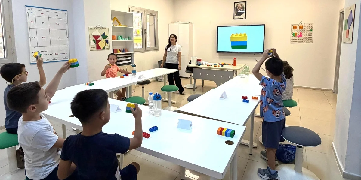 Bornova’da Minik Kaşifler LEGO ile Yaratıcılıklarını Uçurdu: “6 Tuğla ile Hayalden Tasarıma” Atölyesi Tamamlandı