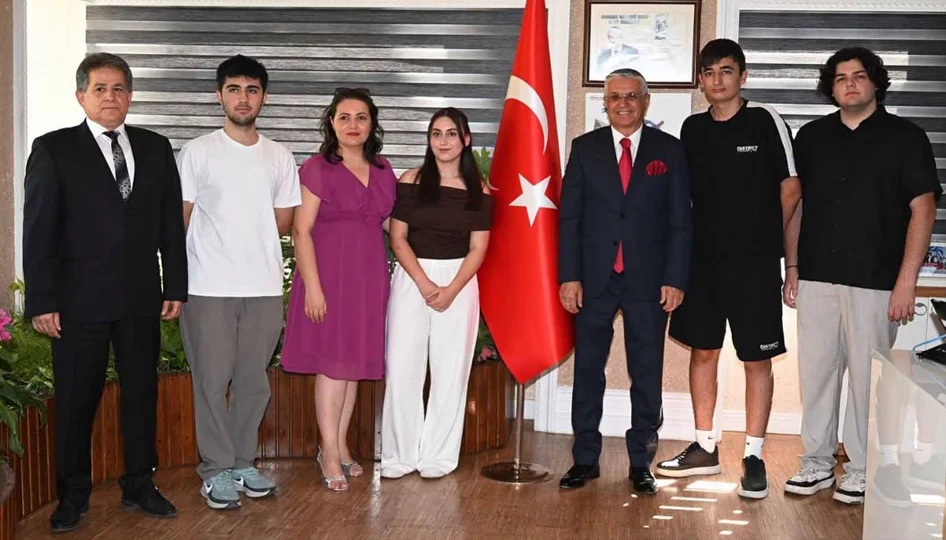 Kemer Belediyesi’nin Ücretsiz Eğitim Kursu, Üniversite Başarısında Çığır Açtı: Öğrenciler Başkan Topaloğlu’nu Ziyaret Etti