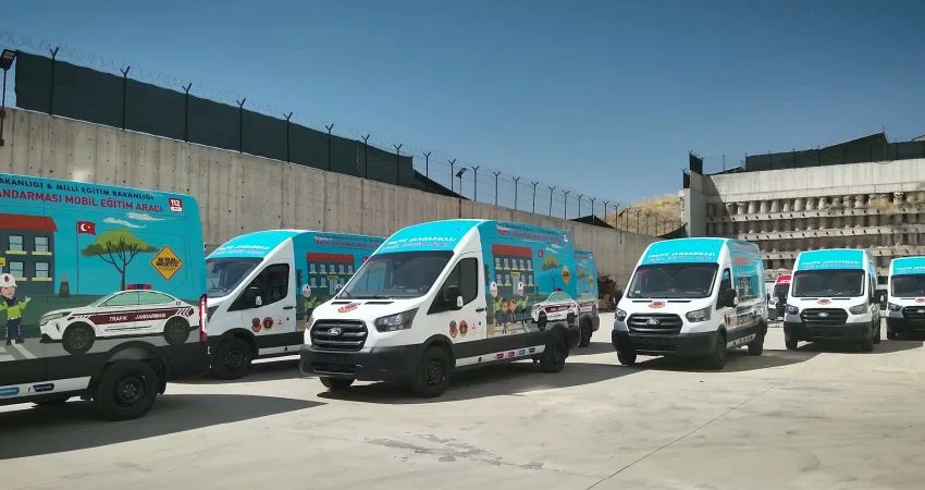 Jandarma’dan Minik Yayalara Güvenli Trafik Dersi: Mobil Eğitim Araçları Sahada!