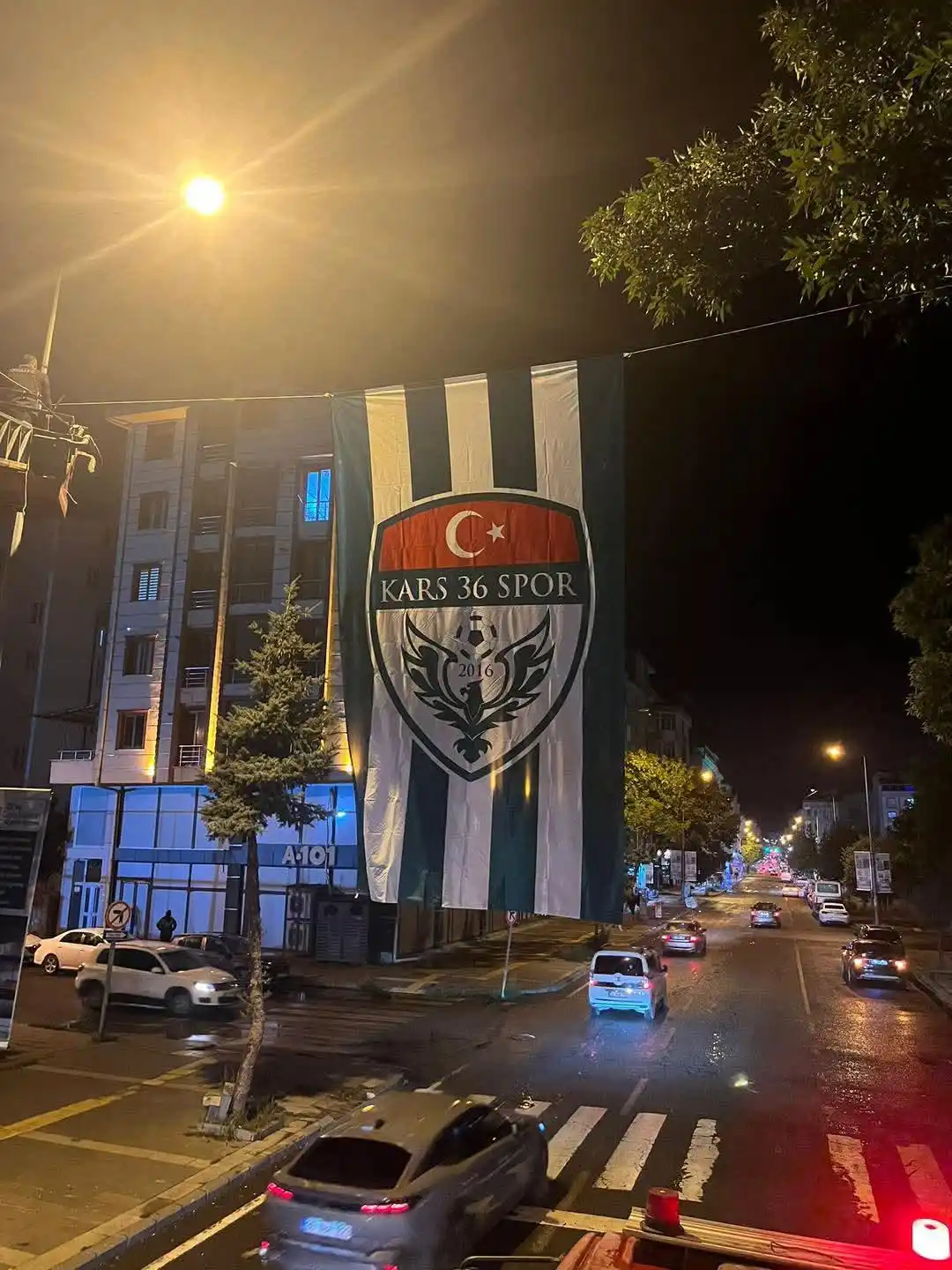 Kars’ı Yeşil-Beyaz Coşku Sardı: Şehir Kars 36 Spor Bayraklarıyla Donatıldı
