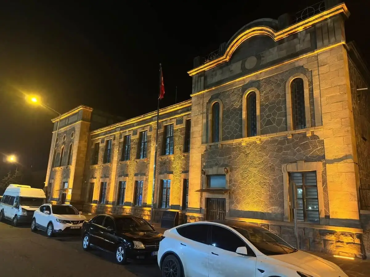 Kars İl Genel Meclis Binası Geceleri Işıldayacak: Estetik Aydınlatma Tamamlandı