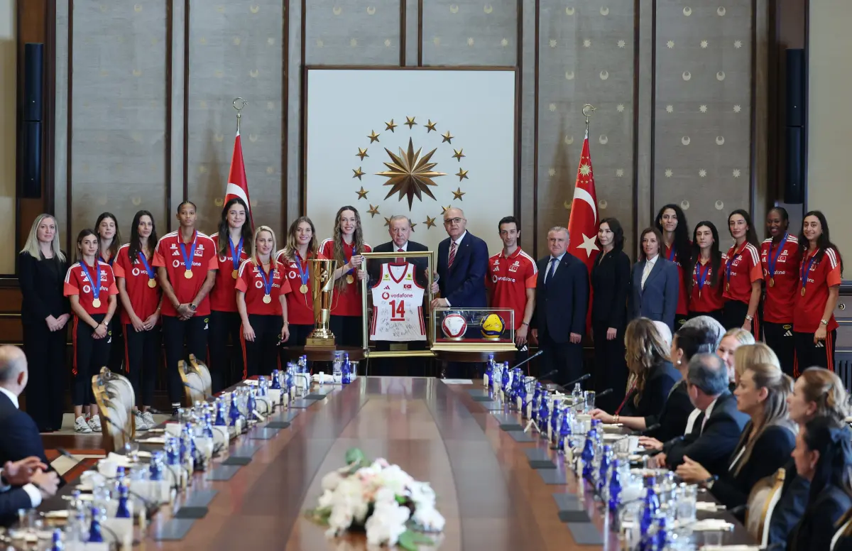 Cumhurbaşkanı Erdoğan Filenin Sultanları’nı Külliye’de Ağırladı: Tarihi Başarılar Taçlandı