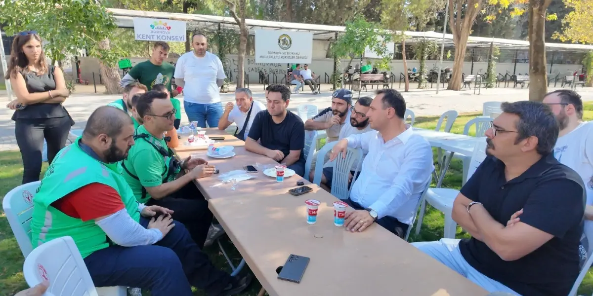 Bornova’da Moto Kuryeler Buluştu: Çalışma Koşulları ve Talepler Masaya Yatırıldı