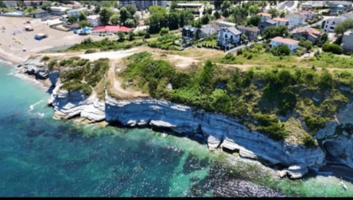 Akçakoca’da Falezler İnşaata mı Açılıyor? Yapılaşma Kararları Tartışma Yarattı