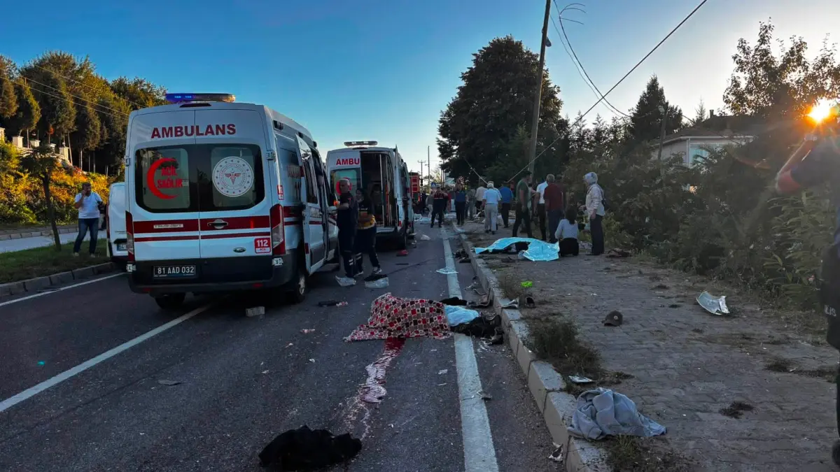 Akçakoca’da Feci Kaza: TIR’ın Patpat Aracına Çarpmasıyla 4 Kişi Hayatını Kaybetti, 9 Yaralı