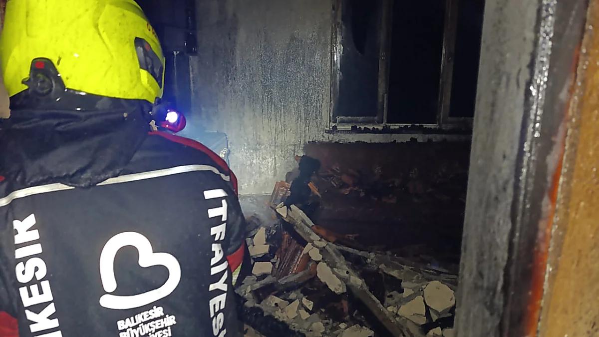 Burhaniye’de Gece Yarısı Ev Alevlere Teslim Oldu: Yangının Nedeni Araştırılıyor