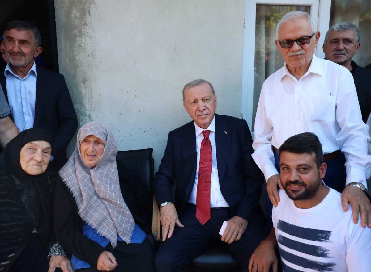 Cumhurbaşkanı Erdoğan, Rize’de Komşularıyla Hasret Giderdi: Baba Ocağında Sıcak Buluşma