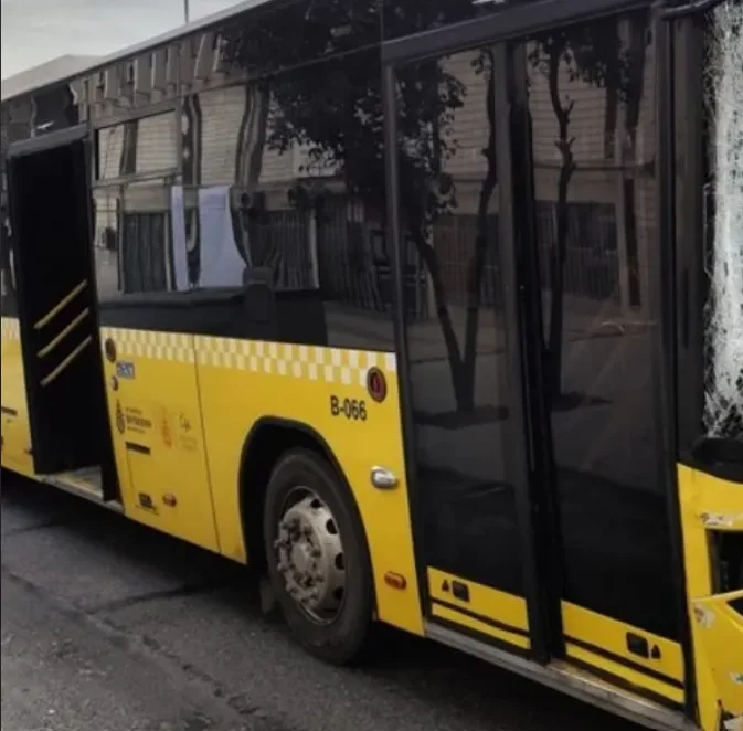 Bakırköy’de Seyir Halindeki İETT Otobüsü Alevlere Teslim Oldu: Ekipler Müdahale Ediyor