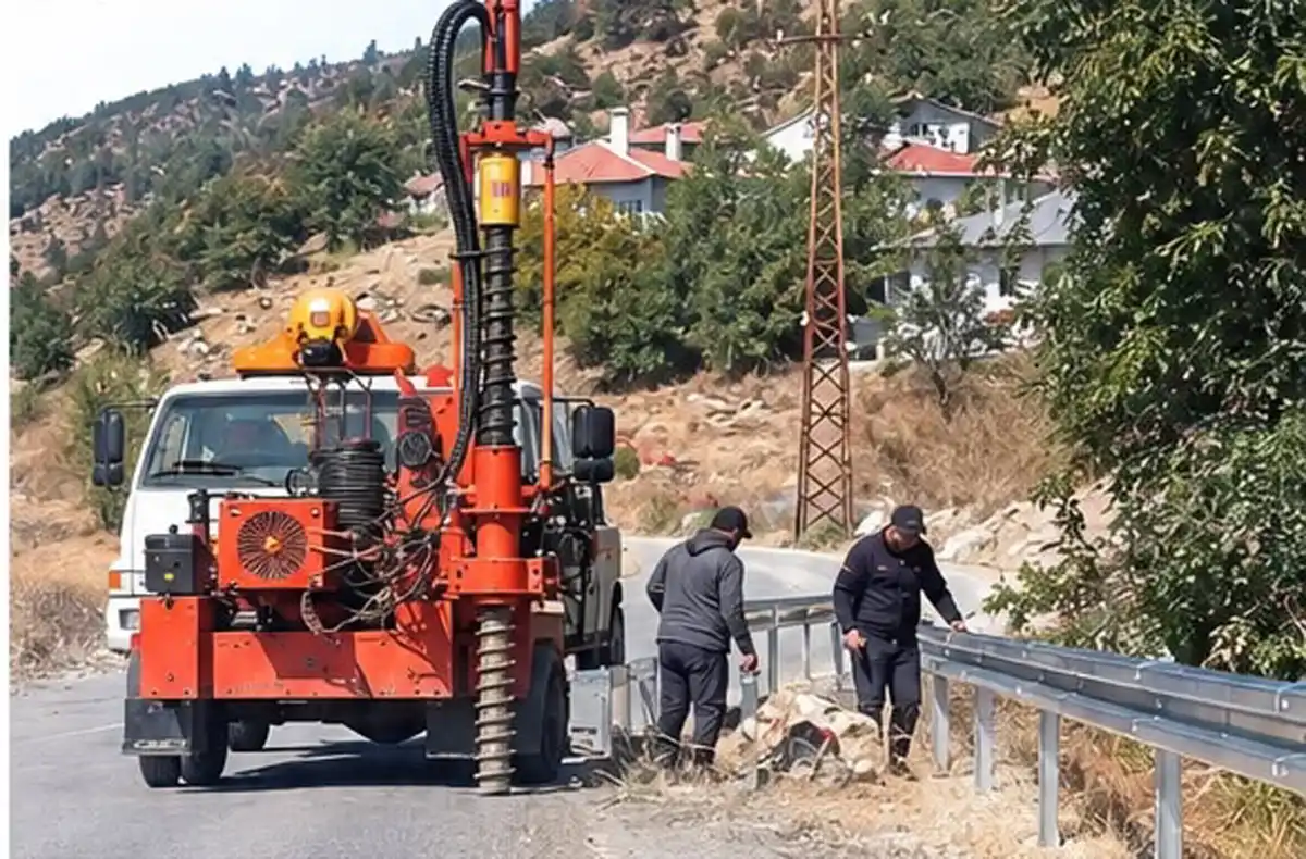 Beypazarı’nda Karaşar Mahallesi Yolu Güvenli Hale Getirildi: Çelik Bariyerler Monte Edildi