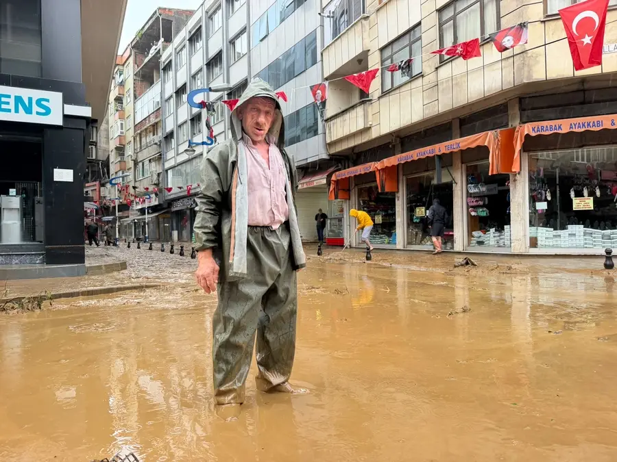 Rize Pazar’da Sağanak Sonrası Temizlik Seferberliği: Çamurla Mücadele Sürüyor