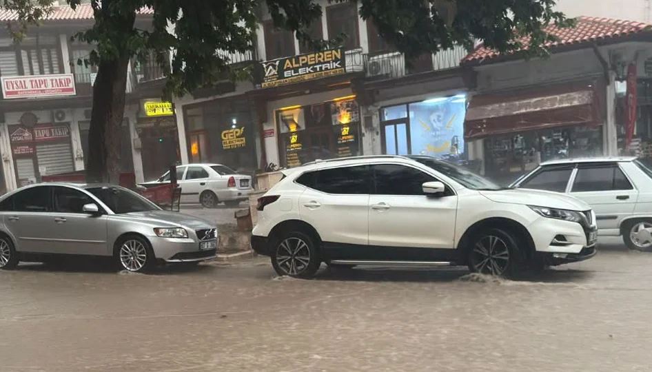 Antalya Elmalı’da Şiddetli Sağanak Hayatı Felç Etti: Cadde ve Sokaklar Dereye Döndü