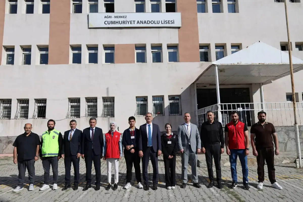 Ağrı Valisi Bozkurt Okulları Ziyaret Etti: Güvenlik ve Temizlik Öncelik