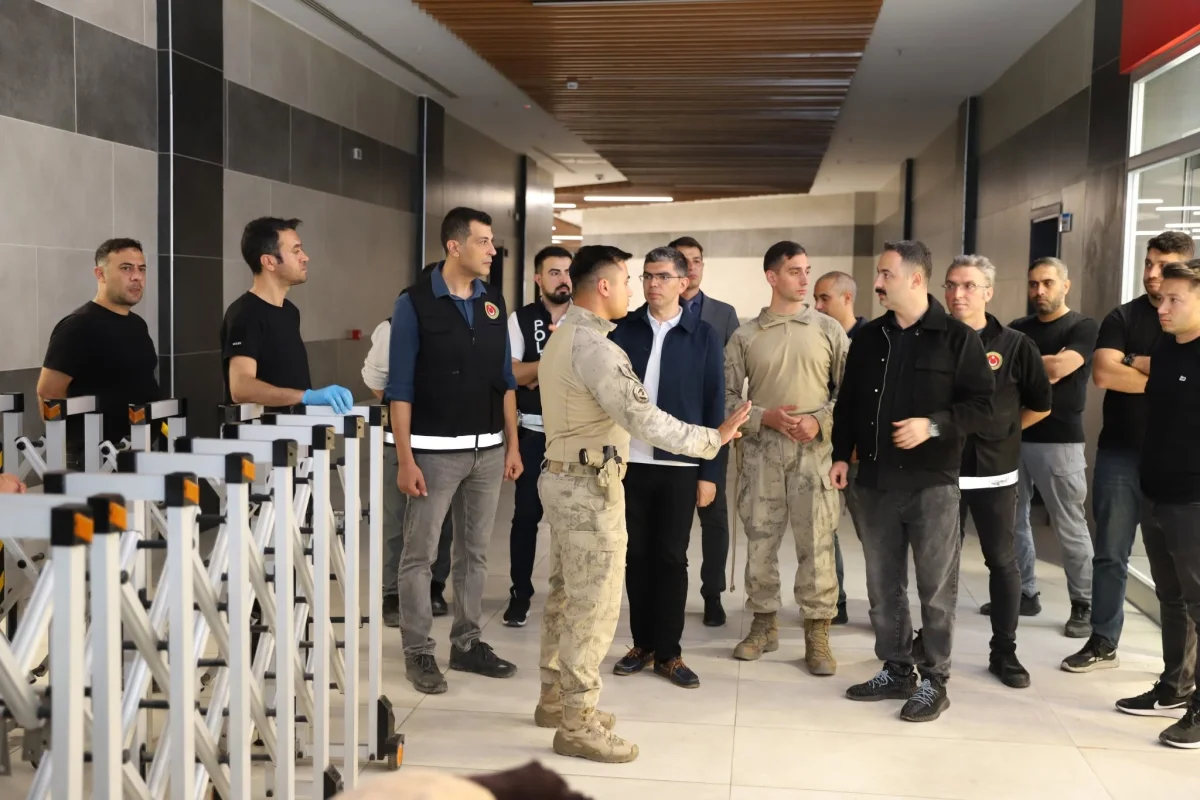 Doğubayazıt Kaymakamı Ayvat’tan Gürbulak Gümrük Kapısı’nda Gece Denetimi: TIR Yoğunluğuna Karşı Tedbirler İncelendi