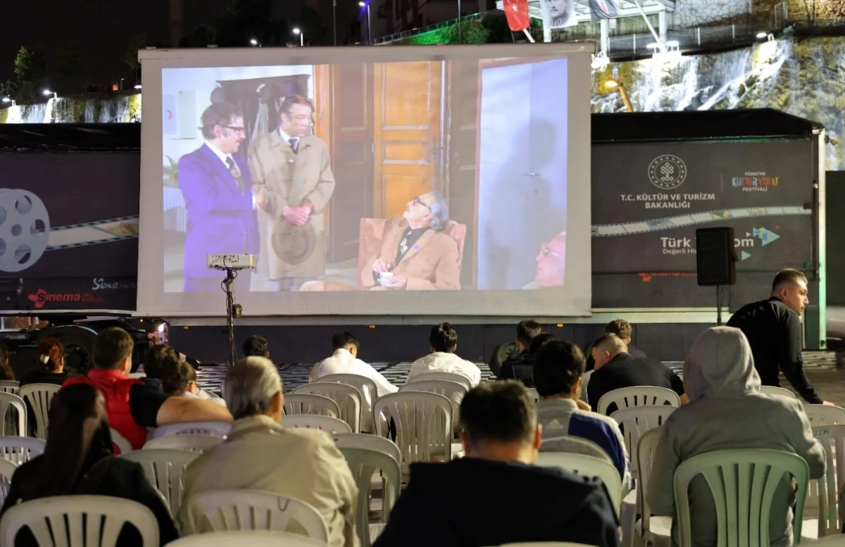 Keçiören’de ‘Sinema Yollarda’ Heyecanı: Hababam Sınıfı Açık Havada İzleyiciyle Buluştu