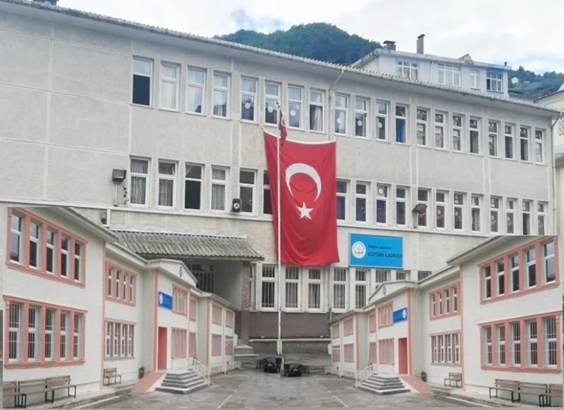 Şalpazarı’nda Kök Salıp Doktor Olan 4 İsim: Aynı Okuldan Mezun Olup İlçelerine Hizmet Ediyorlar