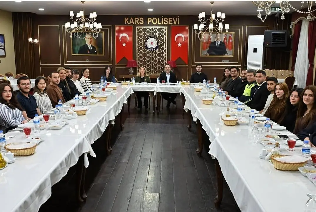 Kars Emniyet Müdürü’nden Gençlere Moral: Polis Ailelerinin Çocuklarıyla Polisevi’nde Buluşma