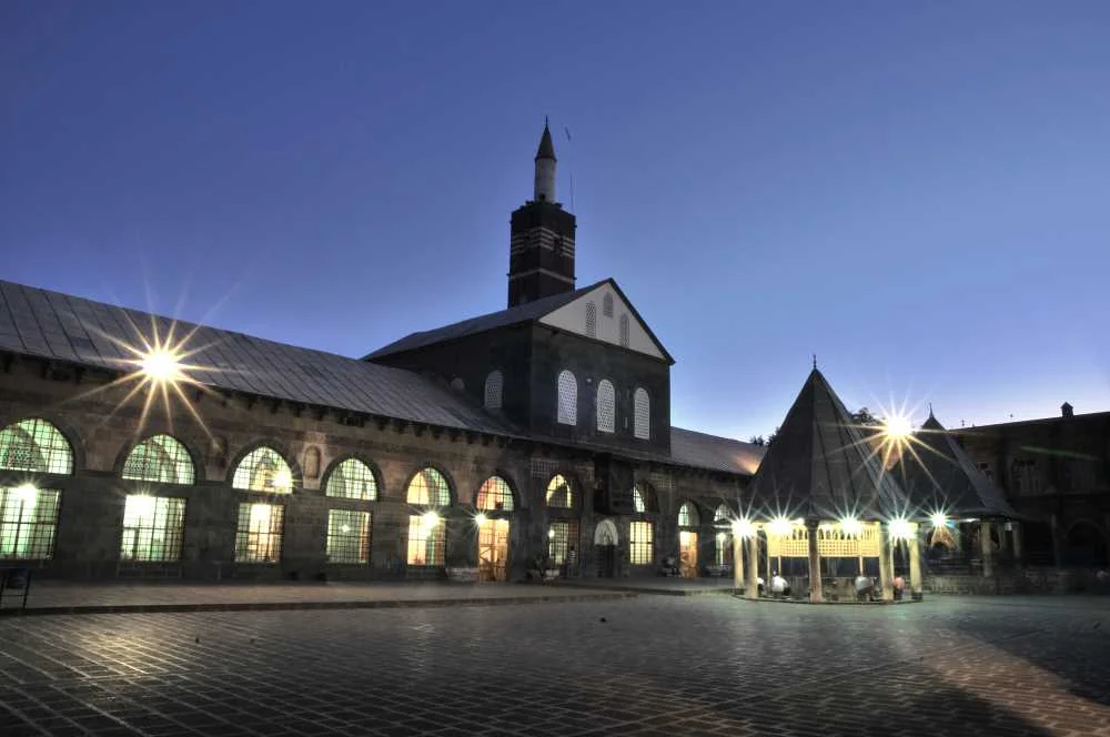 Diyarbakır Ulu Camii: Anadolu’nun Kalbinde Asırlık Bir İslami Miras