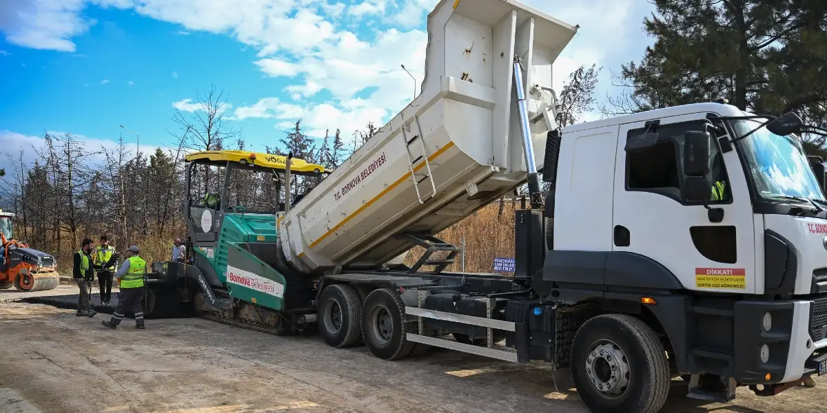 Bornova’da Kış Öncesi Dev Yol Hamlesi: Karacaoğlan Mahallesi’nde Asfalt Çalışmaları Başladı