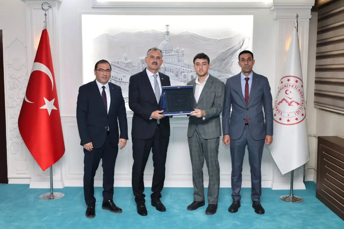 Ağrı Valisi Önder Bozkurt’tan Genç Gönüllüye Kabul: Ahi Sancağı Plaketi Takdim Edildi