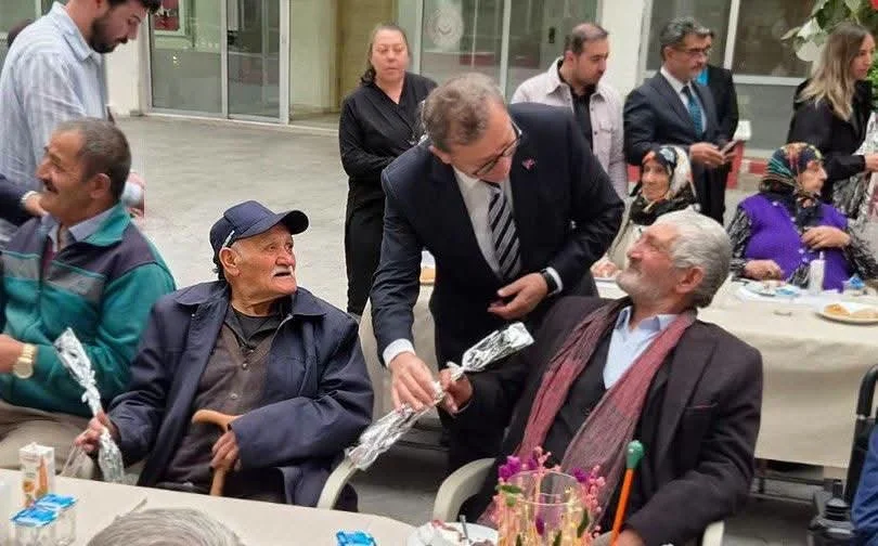 Kars’ta Yaşlılar Günü Kutlaması: Vali Polat Huzurevini Ziyaret Etti