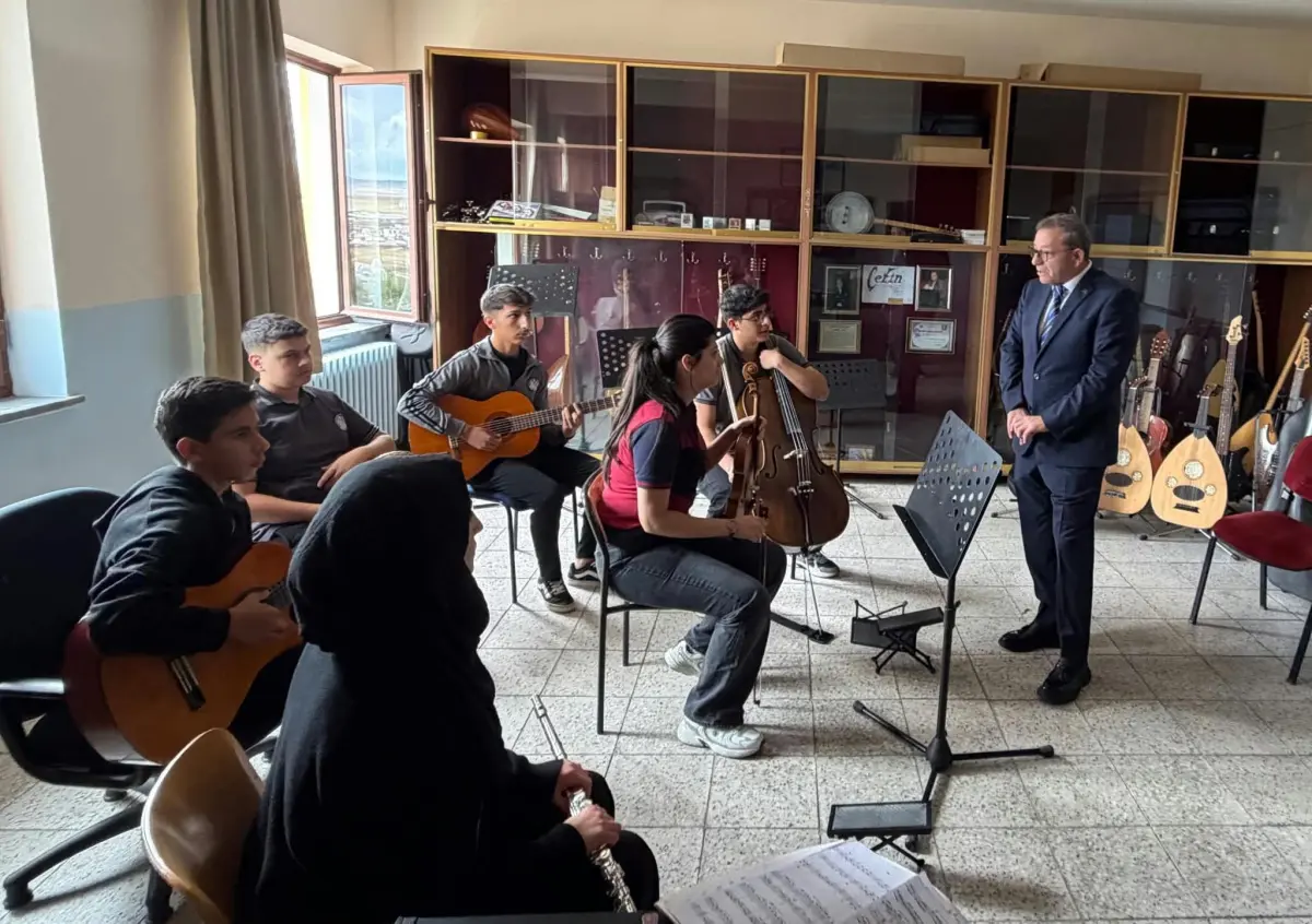 Kars Valisi Polat’tan Gülahmet Aytemiz Güzel Sanatlar Lisesi’ne Ziyaret: Öğrenci ve Öğretmenlerle Buluştu