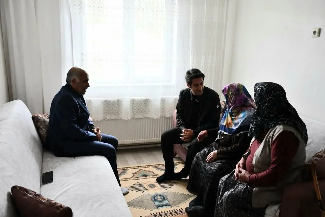 Sarıkamış Kaymakamı Aslantatar’dan Dünya Yaşlılar Günü’nde Anlamlı Ziyaret