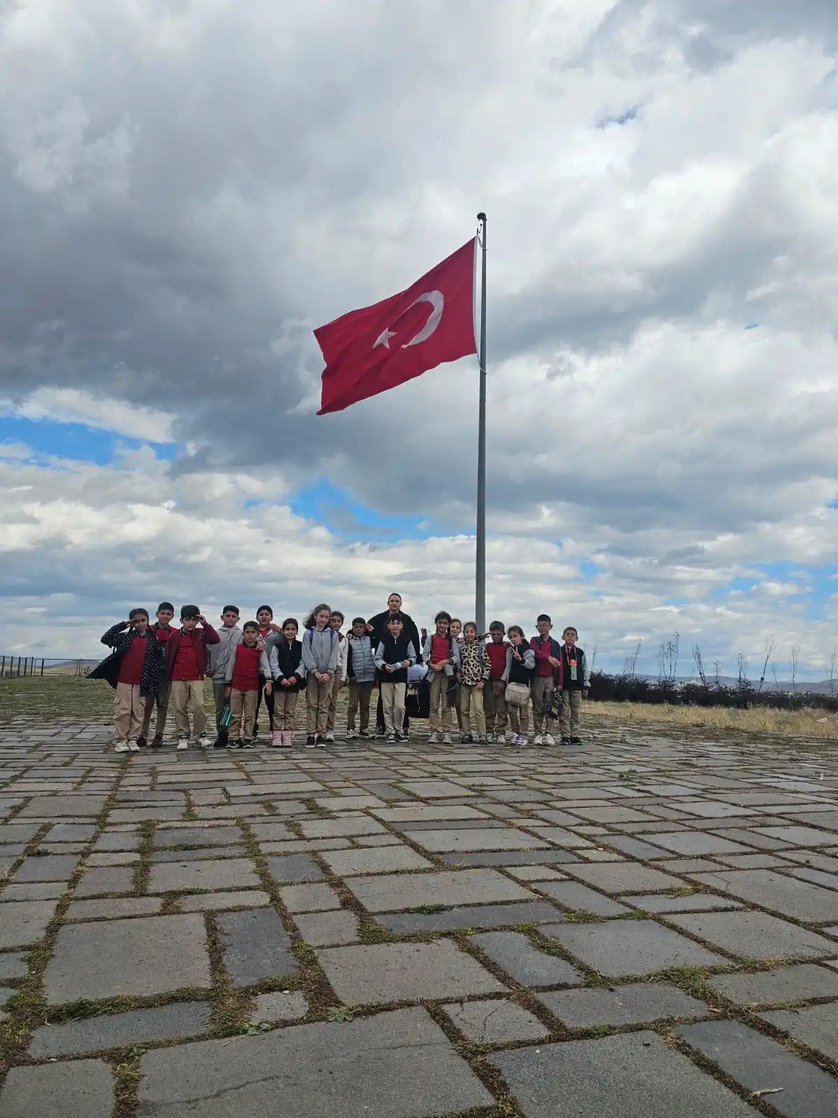 Akyaka’nın Minik Kaşifleri Kars’ın Tarihi Mirasını Keşfetti: ‘Şehrimi Tanıyorum’ Projesiyle Unutulmaz Bir Gün