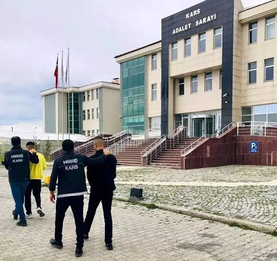 Kars’ta Nefes Kesen Operasyon: Uyuşturucu ve Silah Ele Geçirildi, 2 Şüpheli Tutuklandı