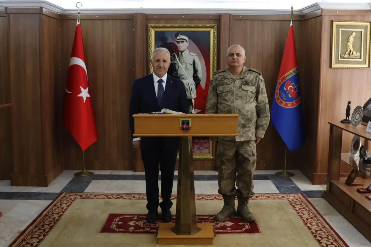 Ahmet Arslan’dan Kars’taki Askeri Birliklere Ziyaret: Güvenlik ve İşbirliği Vurgusu