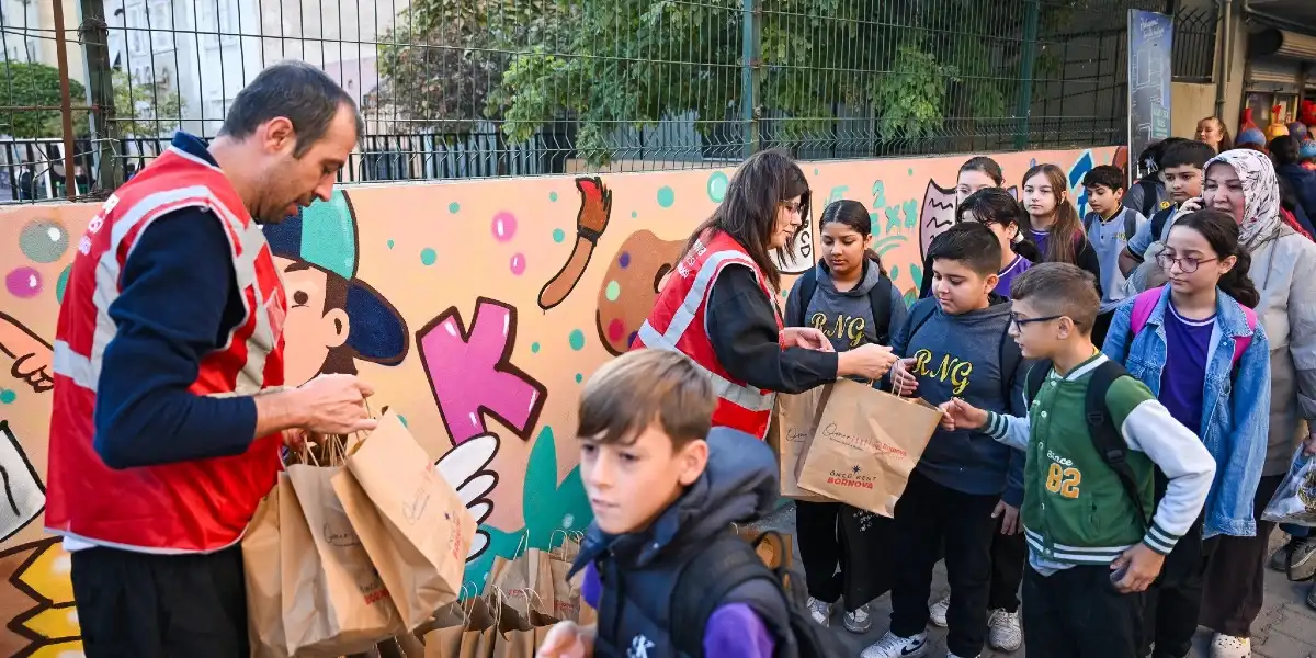 Bornova’da Öğrencilere Yönelik Kapsamlı Beslenme Desteği: Bin Kumanya Dağıtıldı