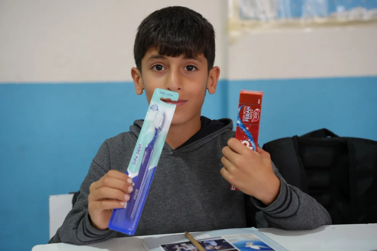 Silopi’de Minik Eller Temizlikle Buluşuyor: Kızılay’dan Öğrencilere Hijyen Desteği