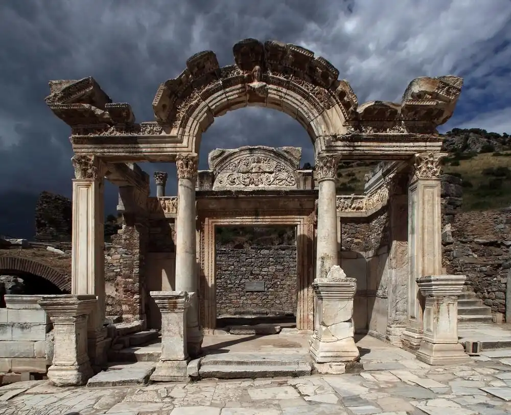 Efes Antik Kenti: Binlerce Yıllık Tarihiyle Ziyaretçilerini Büyüleyen UNESCO Mirası
